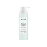 Naturium El Perfector: botella de ducha en estante para uso diario suave.