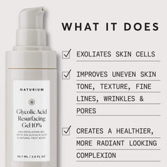 Naturium gel exfoliante 10% en la palma muestra textura de gel para uso diario.