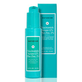 Naturium Niacinamida 12% + Zinc 2% en frasco serum, tono uniforme y poros finos.