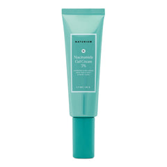 Naturium Niacinamide Gel Cream, botella vertido, promueve hidratación equilibrada para piel radiante.