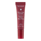 Naturium Phyto-Glow Lip Balm realza labios con brillo duradero y hidratación.