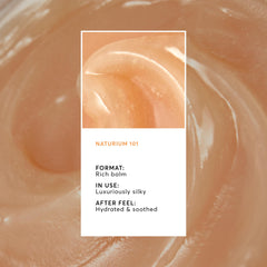 Aplicación con dedo de Naturium Phyto-Glow Lip Mask para labios suaves.