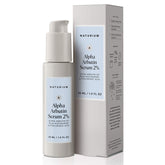 Naturium Alpha Arbutin Serum 2% en bote promueve tono uniforme y luminoso.