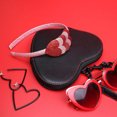 Needzo diadema detalle corazones rosas, perfecto para looks románticos.
