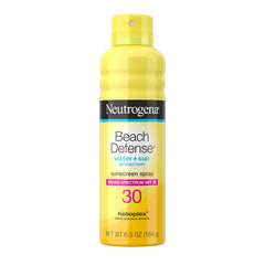 Neutrogena Beach Defense en botella lista para la playa protegiendo la piel.