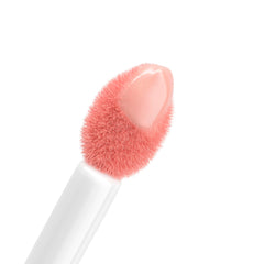 Labios con color Rosa Ballet y brillo luminoso para un aspecto fresco.