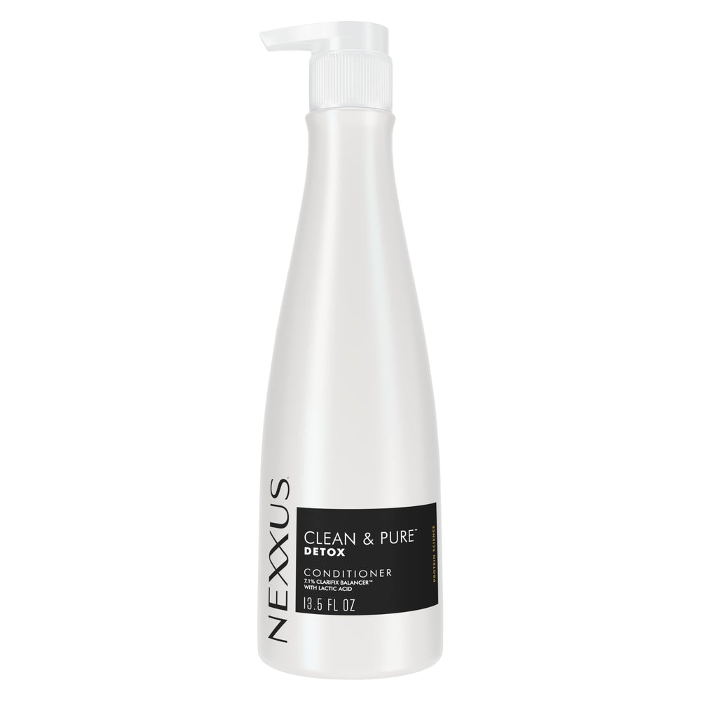 Acondicionador Nexxus limpio y puro vertiendo la botella para una experiencia suave sin residuos.