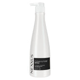 Acondicionador Nexxus limpio y puro vertiendo la botella para una experiencia suave sin residuos.