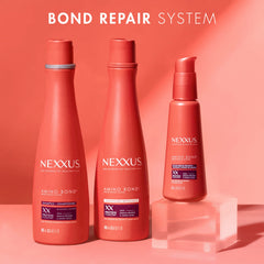 Aplicando el suero en cabello limpio para reforzar enlaces y elasticidad.