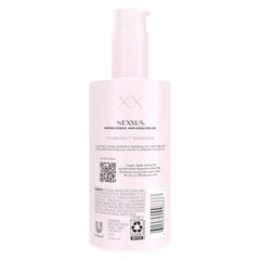 Nexxus aplicación de crema para definición suave de rizos.