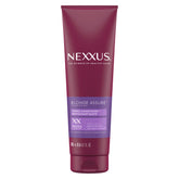 Nexxus Color Assure Purple Conditioner, botella vertiendo, acondiciona y suaviza el cabello rubio.