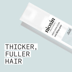 Nioxin Density Defend: aplicación del spray para fijar con agarre suave.