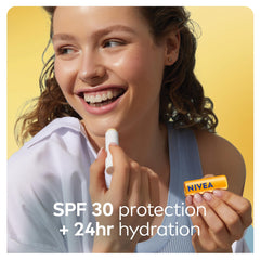 NIVEA bálsamo labial SPF30, textura cremosa para hidratación diaria.