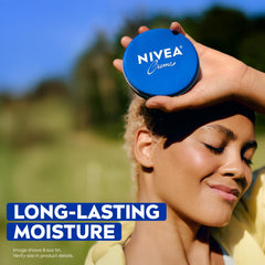 Aplicación en manos con NIVEA para cuidado diario.