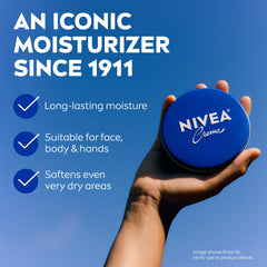 Textura cremosa de NIVEA aplicada en la palma para hidratación suave.