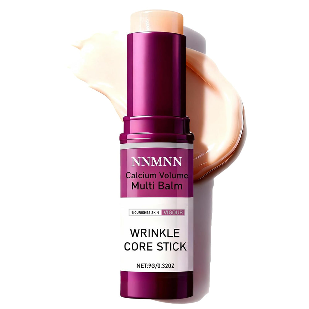 nnmnn Calcium Volume Balm Stick sobre el rostro: hidratación suave y textura ligera.