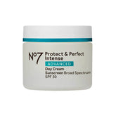 No7 Protect & Perfect: bote crema facial que ofrece hidratación y protección diaria.