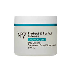 No7 Protect & Perfect: bote crema facial que ofrece hidratación y protección diaria.