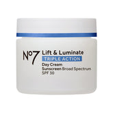No7 Lift & Luminate crema dia envase, ideal para empezar la rutina matutina