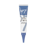 No7 Lift & Luminate crema de ojos, aplicación suave y hidratación dirigida.