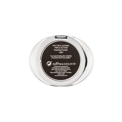 Envase compacto con polvo fijador ligero para un look duradero.