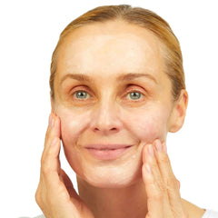 No7 Lift & Luminate: exfoliante suave que renueva la piel sin irritar.