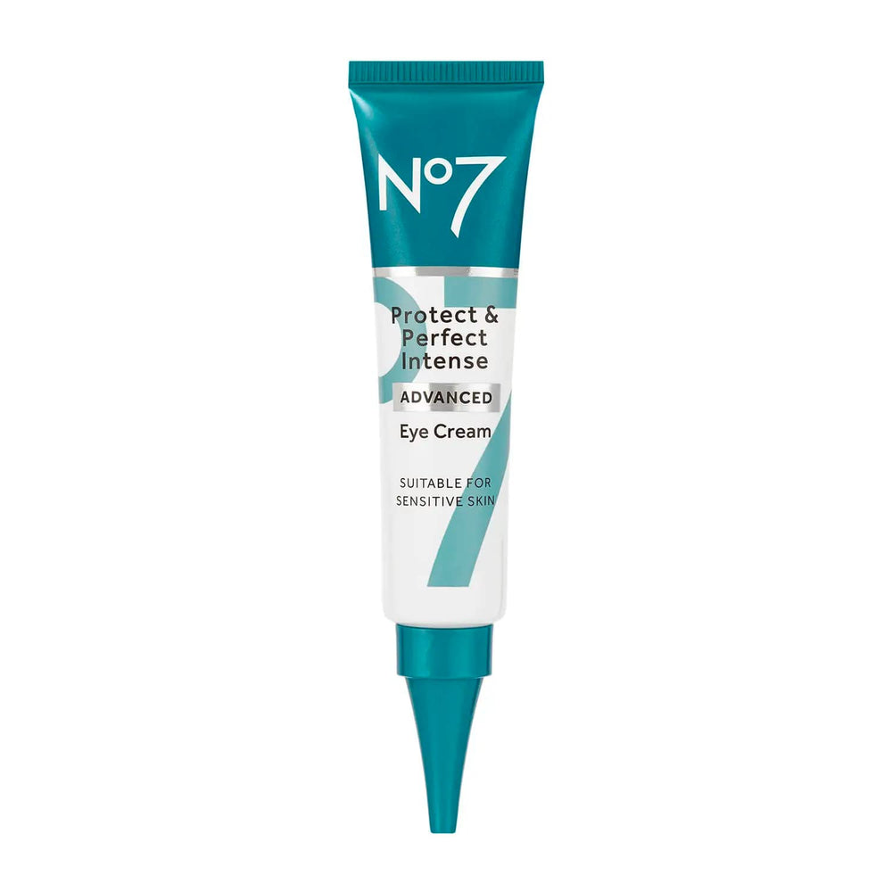 No7 Protege y Perfecciona crema de ojos antienvejecimiento para suavizar arrugas alrededor de los ojos.