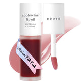 NOONI Aceite labial Applewine en envase compacto ofrece hidratación inmediata para labios secos.