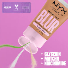 NYX Bare With Me Blur Tint: aplicación en mano para cobertura uniforme y suave.