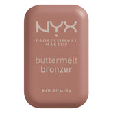NYX Buttermelt Bronzer se aplica suavemente en el templo y las mejillas para un bronceado natural