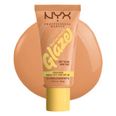 NYX Buttermelt Glaze muestra la botella y la aplicación suave para piel radiante.