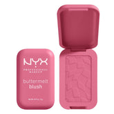 NYX Buttermelt Powder Blush tono rosa claro en piel, acabado suave.