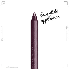 Aplicación suave y precisa del delineador Epic Wear Berry Goth para ojos definidos