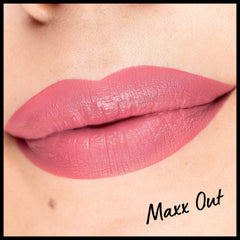 Color rosa claro frío NYX Lip Lingerie Maxx Out para look suave