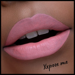 NYX Lip Lingerie XXL Matte tono durazno rosado en los labios