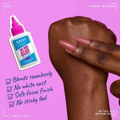 NYX The Face Glue Primer, aplicada en la palma para un agarre uniforme.