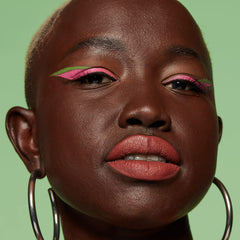 Delineador líquido Vivid Brights Sneaky Pink de NYX, aplicación suave para un delineado mate.