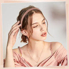 Diadema obeoby en colores neutros para combinar con cualquier conjunto.