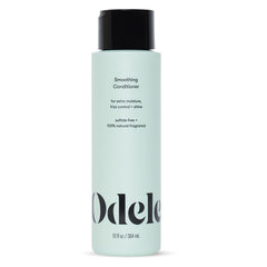 Odele Acondicionador Suavizante sin sulfatos, botella vertiendo para hidratación suave y control del frizz.