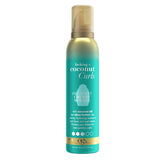 OGX Locking Coconut Curls mousse envase, textura ligera para rizos definidos