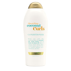 Acondicionador OGX Quenching + Coconut Curls en botella para rizos definidos.
