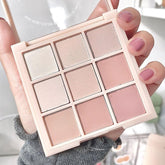 Paleta Okerker de 9 sombras en tonos rosados y neutros, acabado mate.