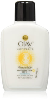 OLAY hidratante diario SPF 15 para piel sensible, envase de cuatro onzas.