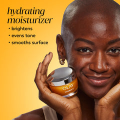 Aplicación suave de Olay Vitamin C en la piel para rutina diaria
