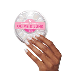 Olive & June Instant Mani luce realista en uñas cortas para un aspecto natural.