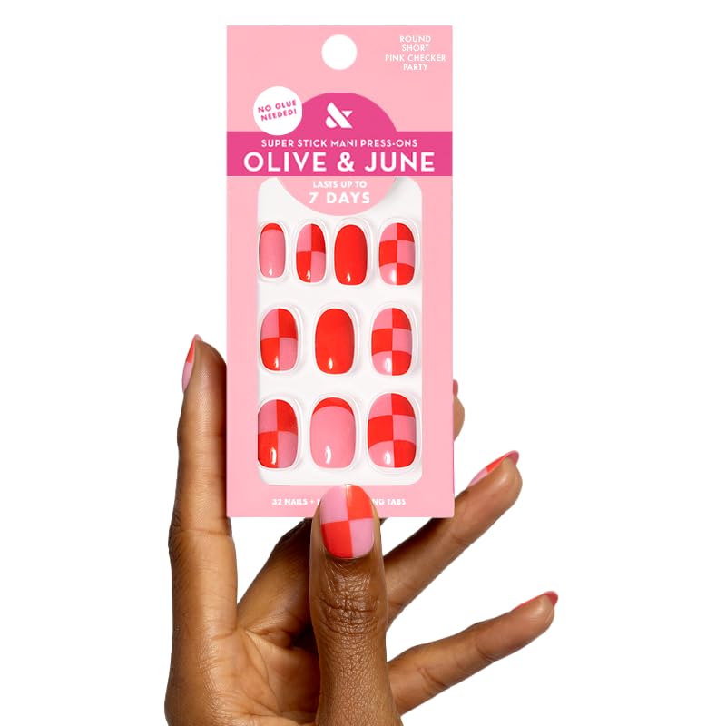 Olive & June Super Stick Mani: uñas en mano con aspecto realista y adherencia duradera.