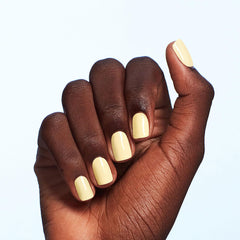 OPI Blinded by the Ring Light secado rápido para aplicación rápida.