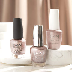 OPI Esmalte Composición Metálica: tono rosado dorado ideal para looks glamorosos.
