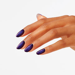 OPI Esmalte Abstracto de la Noche en manicura inspirada en el centro de Los Ángeles.