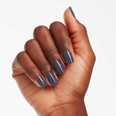 OPI Less is Norse muestra tono azul intenso para estilos de invierno.